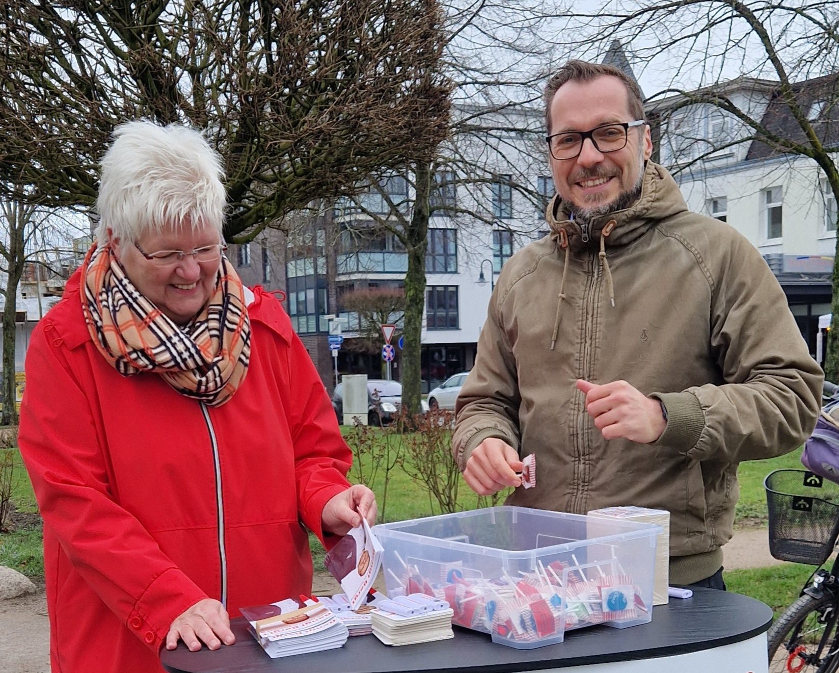 Die Fraktionsvorsitzende der SPD Kaltenkirchen, Susanne Steenbuck, und Bengt Bergt freuten sich über das rege Interesse der Menschen am Infostand.