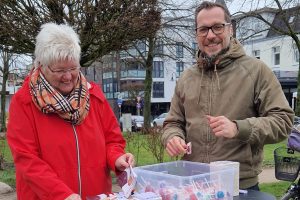 Die Fraktionsvorsitzende der SPD Kaltenkirchen, Susanne Steenbuck, und Bengt Bergt freuten sich über das rege Interesse der Menschen am Infostand.